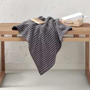 Rätik 70x130 cm must triip